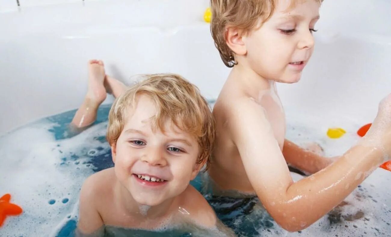 Два мальчика в ванной. Близняшки в ванной. Близнецы в ванне. Русские купаются в ванной
