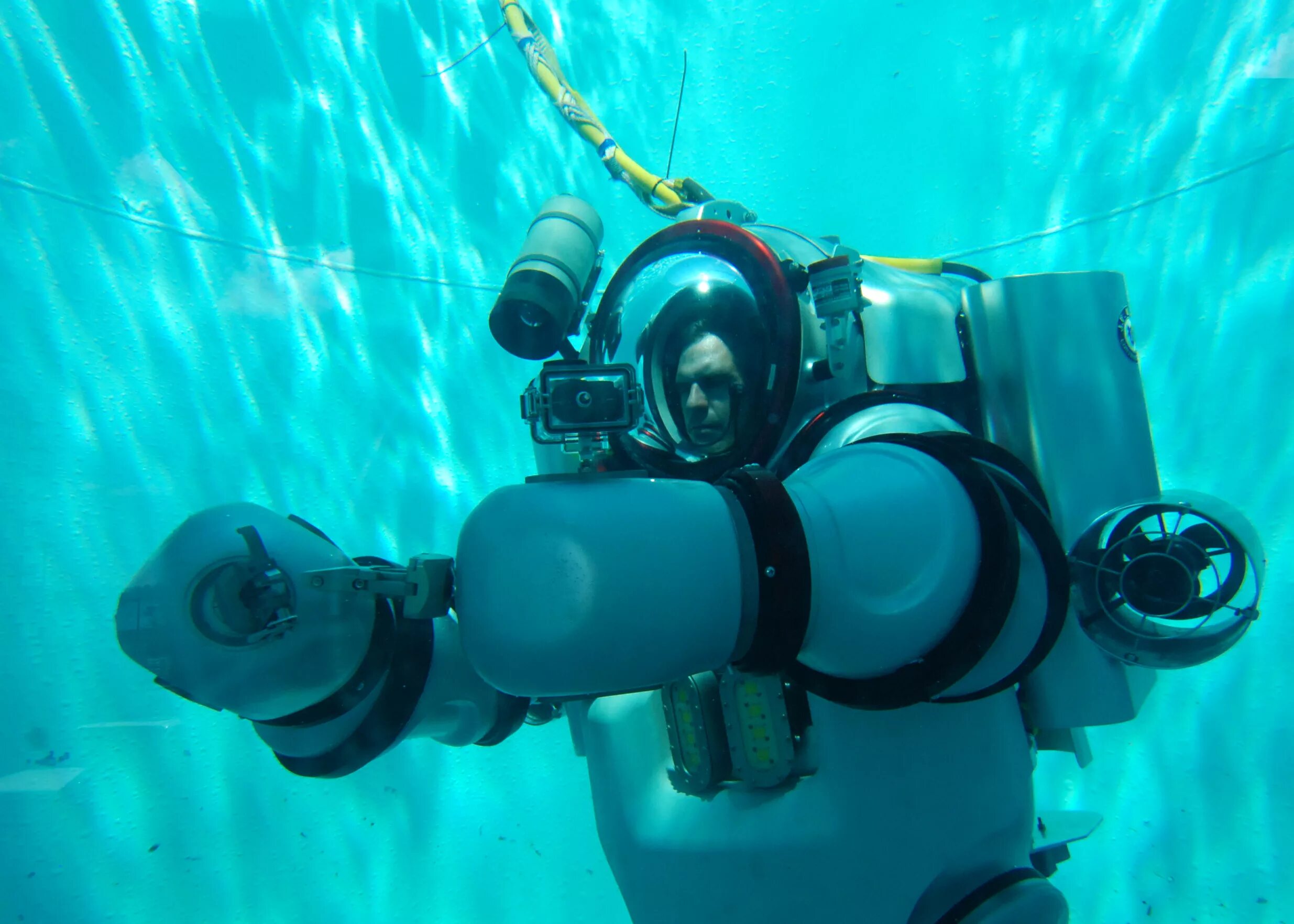 погружение на дно океана. аквалангист на дне. глубина работы водолазов. дайвинг. технология подводной сварки.