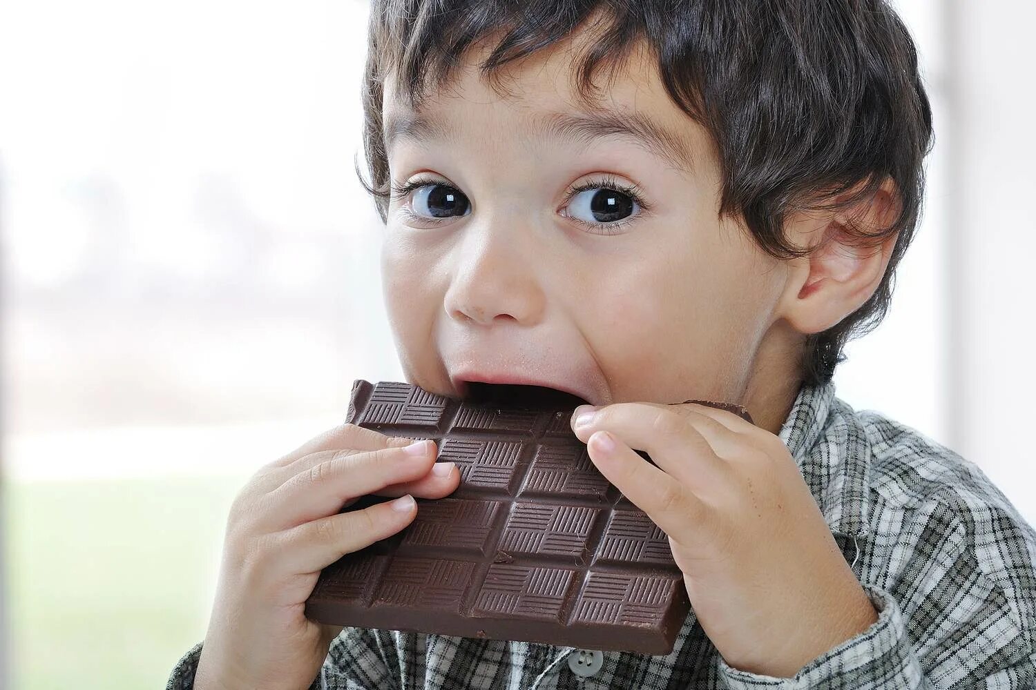 Сладости для детей. Ребенок ест шоколад. Дети кушают шоколад. Дети кушают шоколад. Конфеты детям.