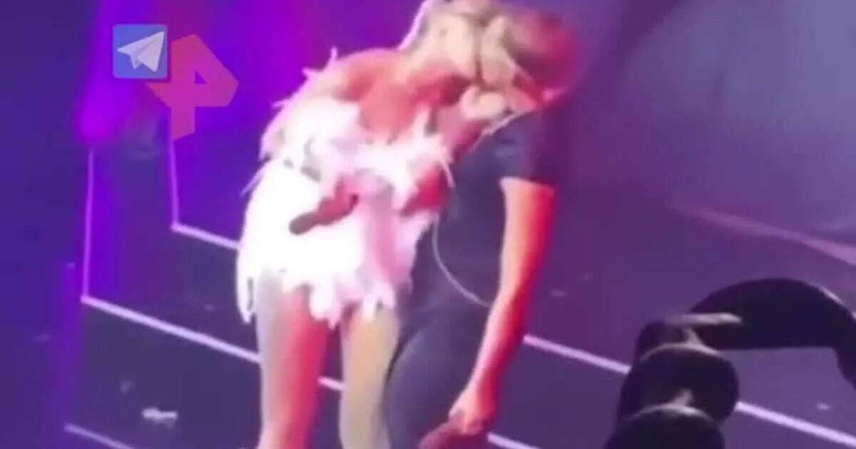 Настя ивлеева и ксения собчак поцелуй. Поцелуй собчак и ивлеевой. Собчак извинилась за вечеринку ивлеевой. Собчак и ивлеева на сцене. Фильм монастырь с ивлеевой.