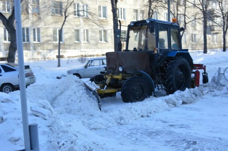 Очистка улиц от снега. Расчистка стоянки от снега. Очистка территории от снега трактором. Очистка стоянки от снега. Уборка парковки.