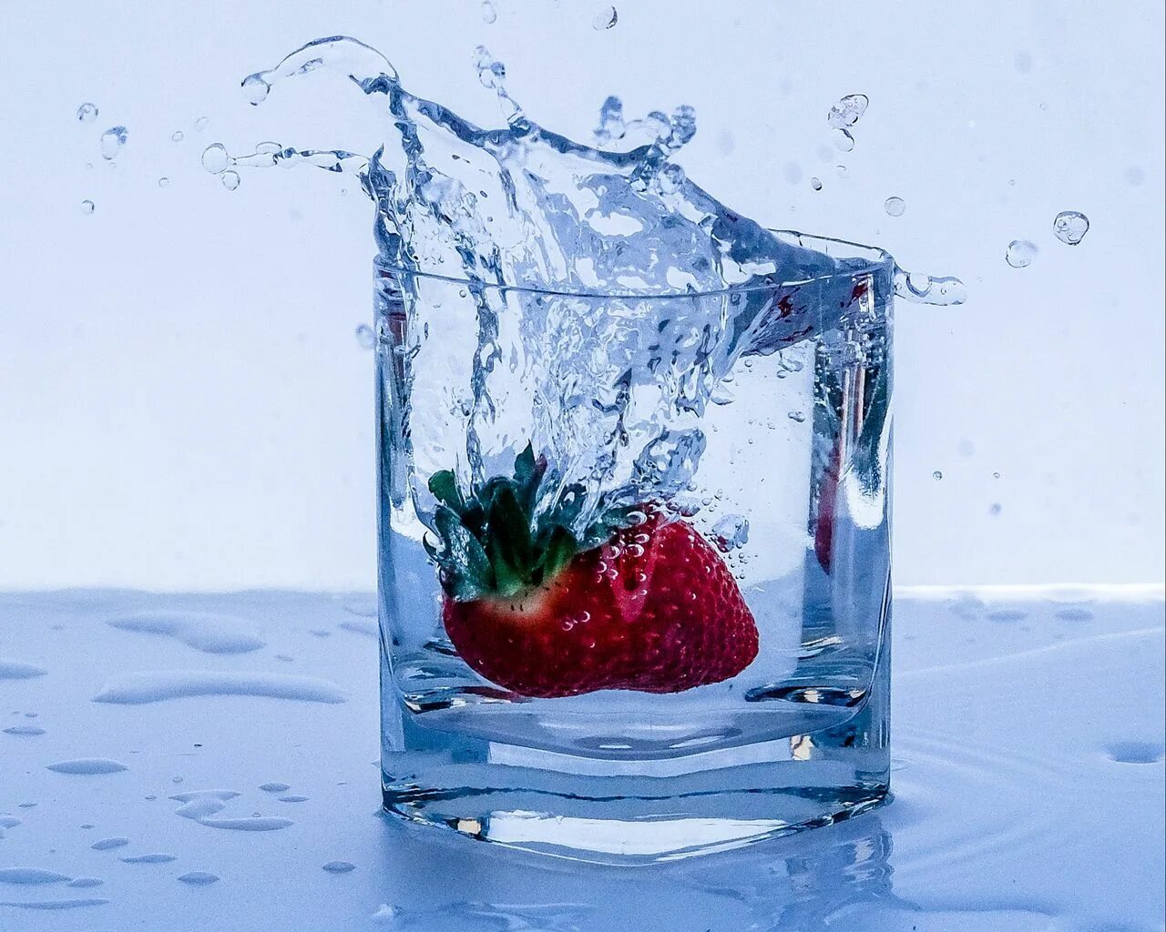 Еда вода. Клубника с брызгами воды. Красивые стаканы для воды. Еда и вода картинки. Еда вода сайт