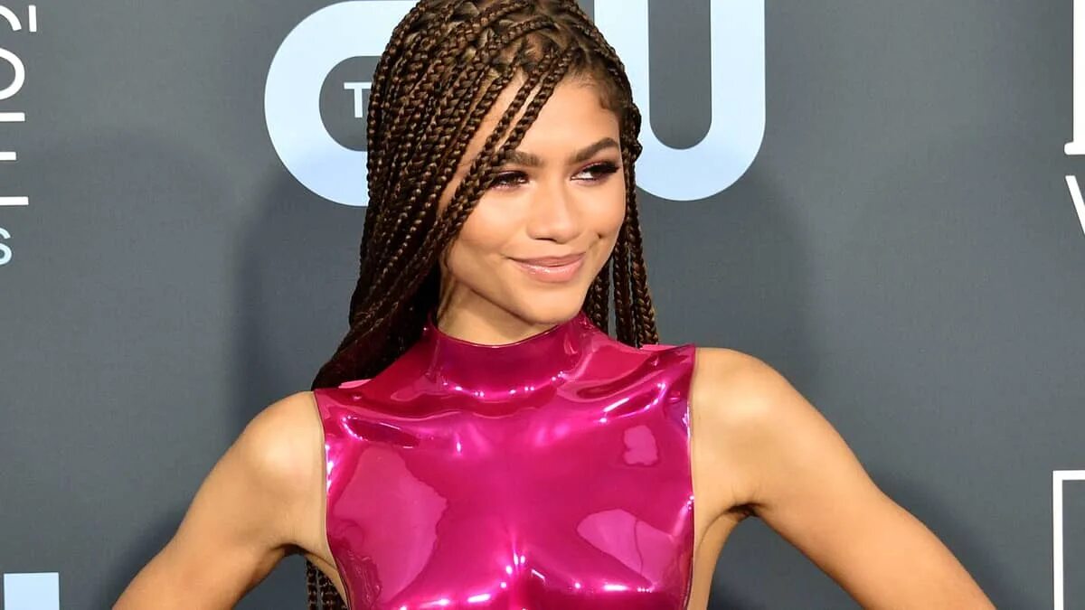 Зендая фамилия. Зендая семья. Zendaya with parents. Зендая мокрое платье 2021. Зендая в слепке бюста.