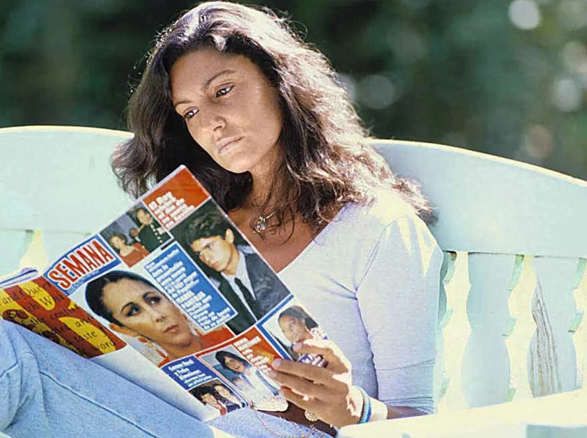 Read Magazines. Фото read a Magazine. Reading Magazines. Girl Magazine reading. Read new magazines