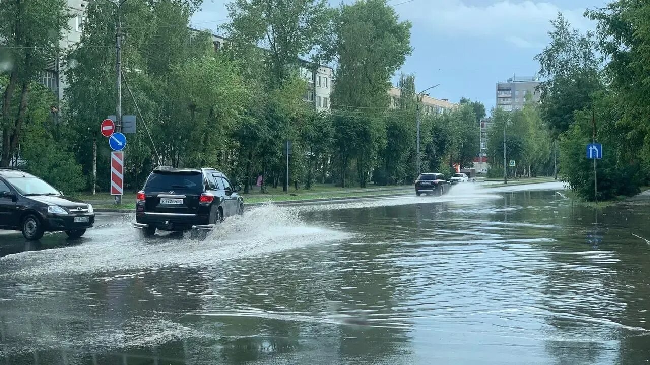 Сегодня был сильный. Ливень в Череповце. Череповец дождь. Наводнение Устюжна. Летний дождь в Вологде.