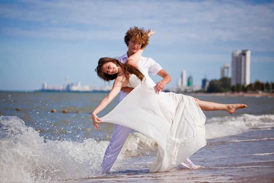 Пара танцует на берегу моря. Побережье танцы. Красивый танец на берегу моря. Танго на берегу моря.