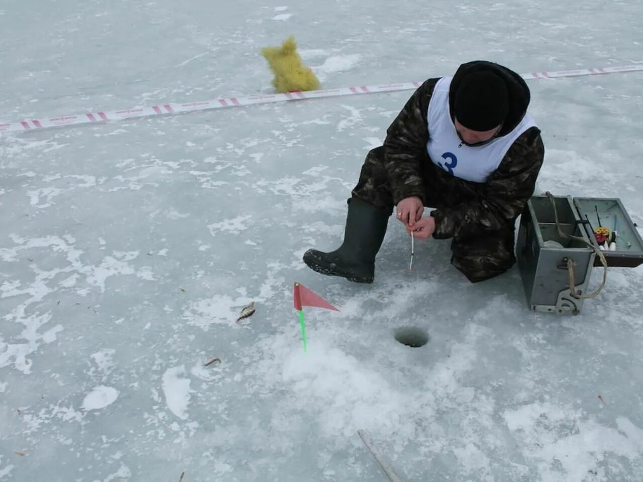 Ловля со льда видео. Спортивная зимняя рыбалка. Зимняя рыбалка на льду. Турнир по зимней рыбалке. Рыбалка на льду соревнования.