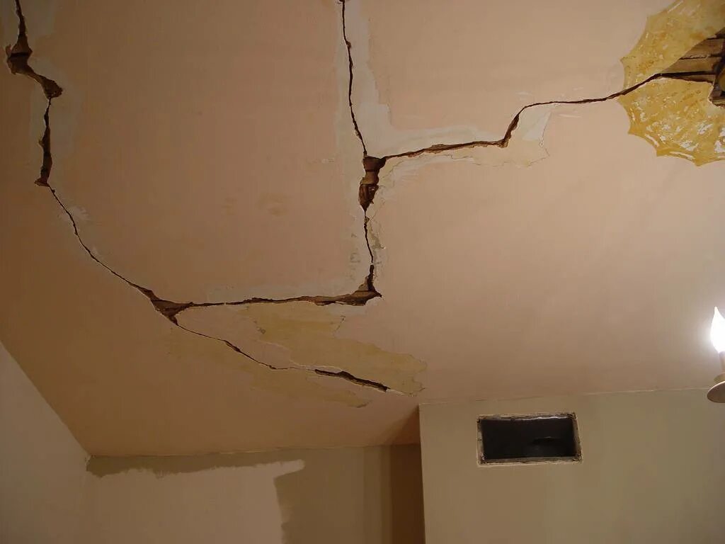 Трещины на гипсокартонном потолке. Треснула штукатурка на потолке. Трещины штукатурки на потолке. Трещины на потолке из гипсокартона.