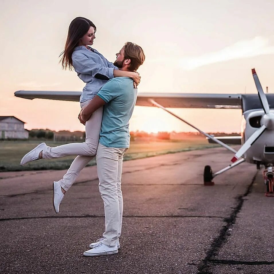 Полет самолет девушка. Фотосессия с самолетом. любовь к авиации. влюбленные в самолете. фотосессия возле самолета.