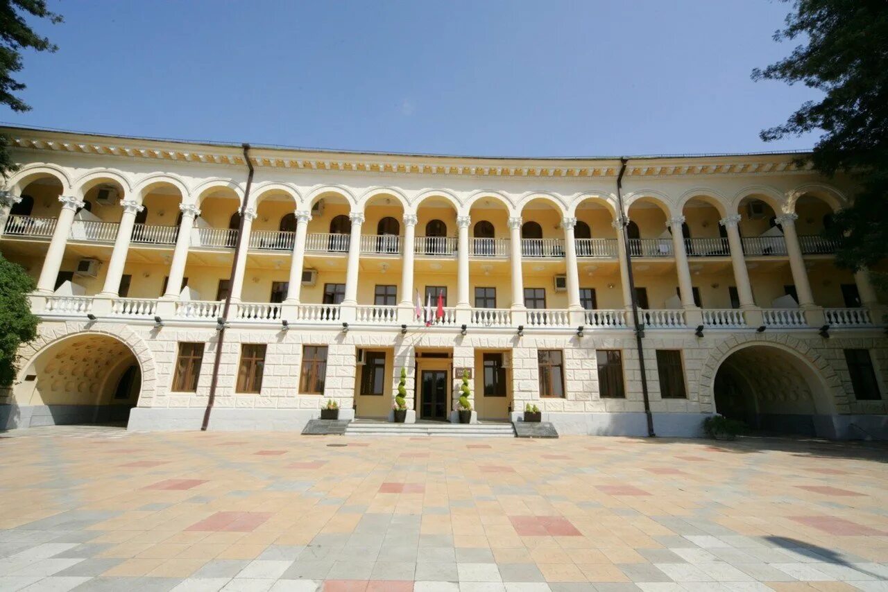 Санаторий белоруссия сочи. Территория санатория беларусь сочи. Санаторий беларусь сочи. Главный корпус санатория беларусь. Пансионат беларусь в сочи.