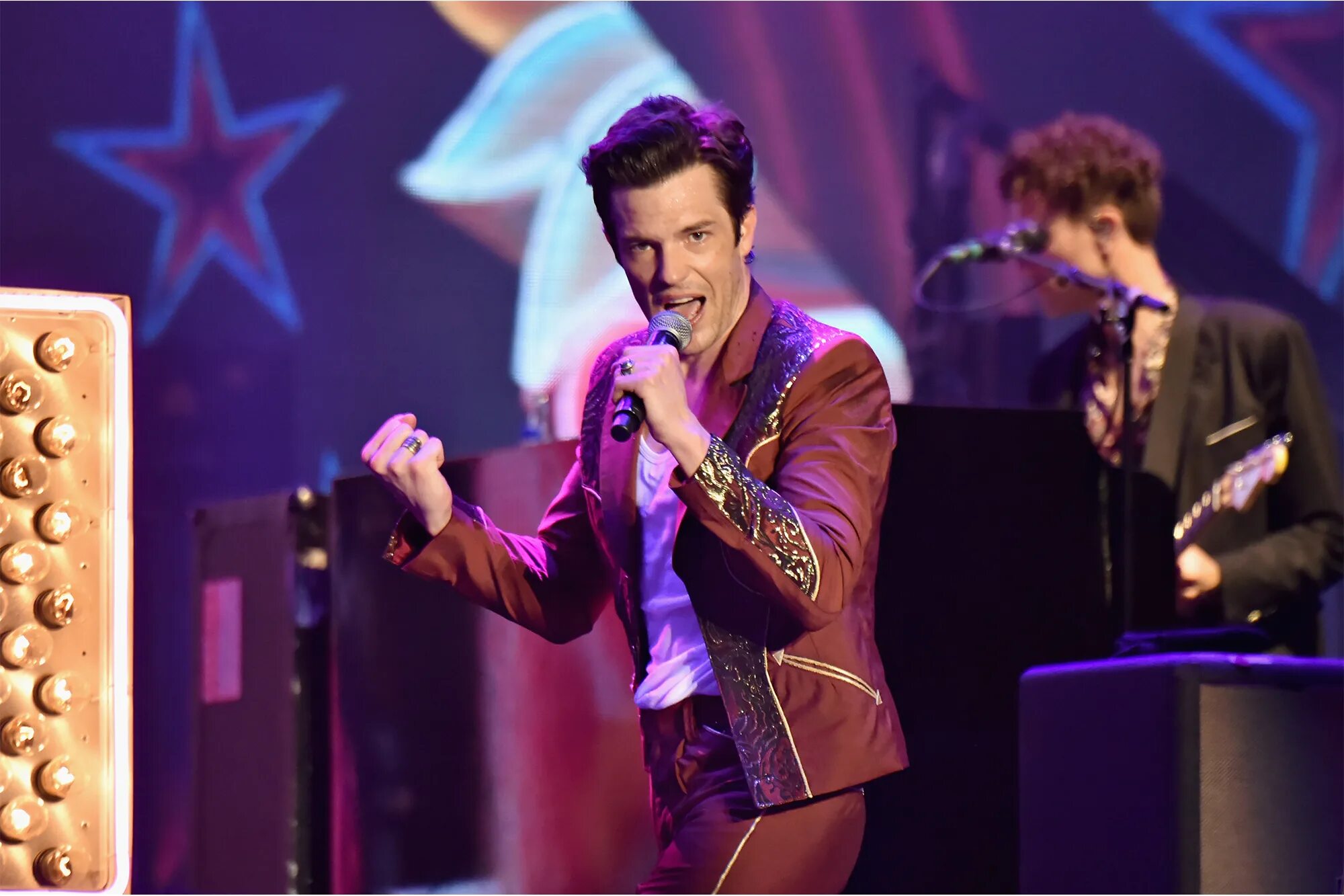The killers bright light. The killers брэндон флауэрс. брэндон флауэрс 2025. брэндон флауэрс 2018.
