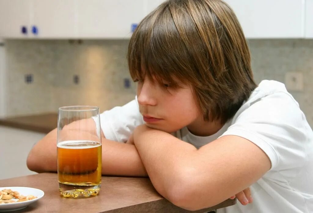 Дети пьют вино. Пьющий подросток. Детский алкоголизм. Подростки пьющие пиво. Алкоголизм среди детей.