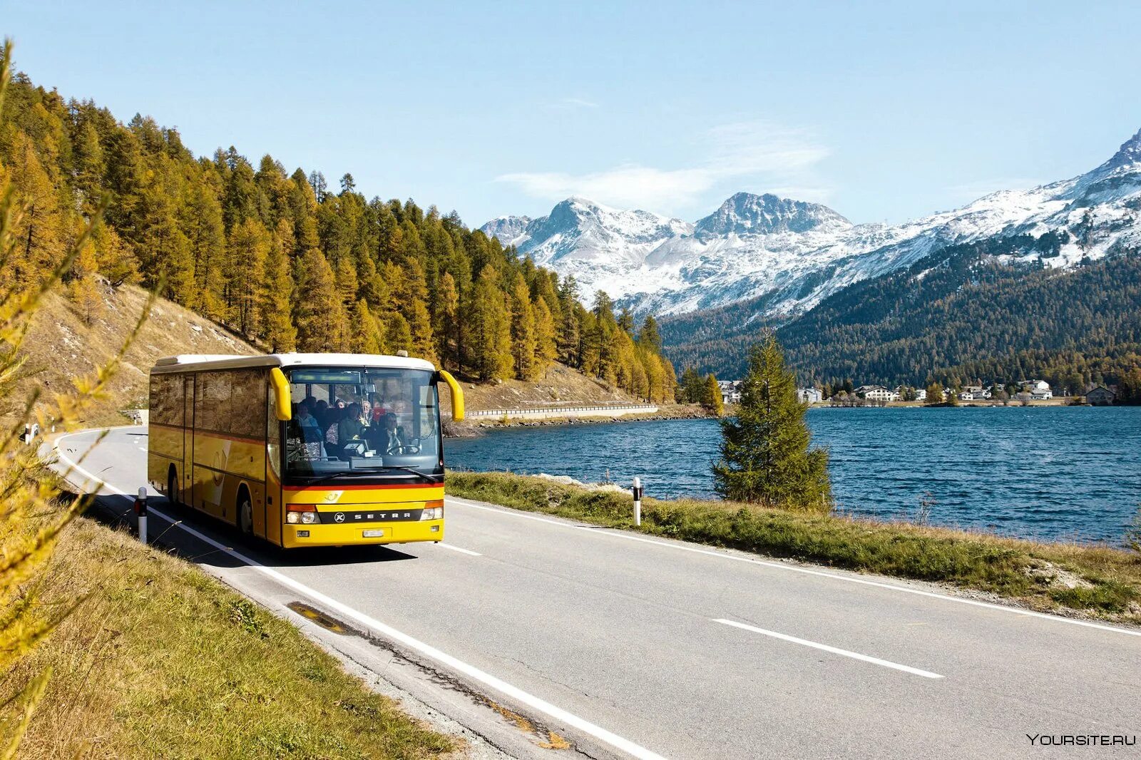 Автобус едет в горы. Автобусы в Швейцарии. Общественный транспорт в Швейцарии. Автобус горы Швейцария. Автобус экскурсионный горы.