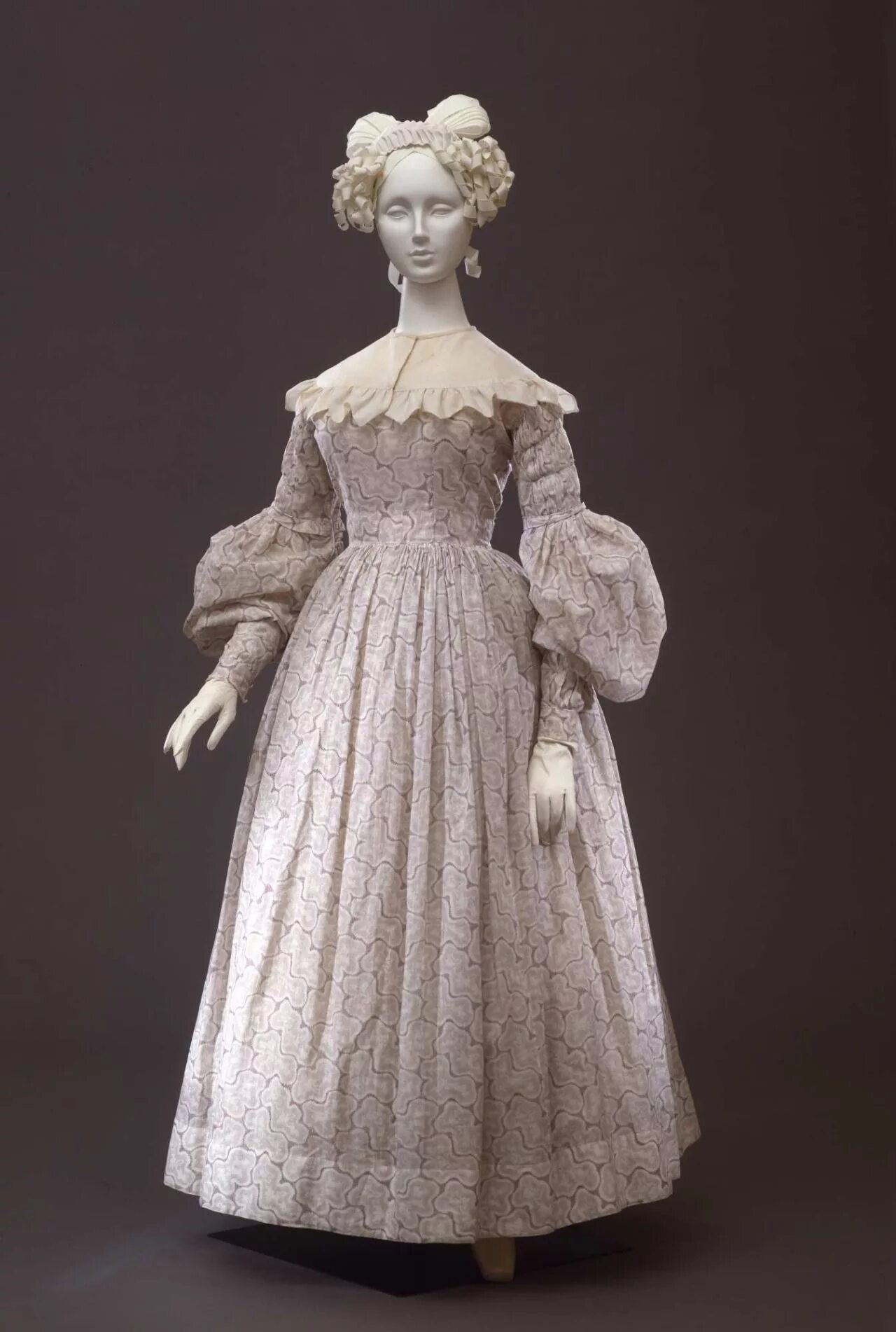 1800 х годах. Платье 1830 Galeriadel Costume di Palazzo Pitti. Мода 1820-1830х годов Франции. Викторианская мода 1830. Французская мода 1840.