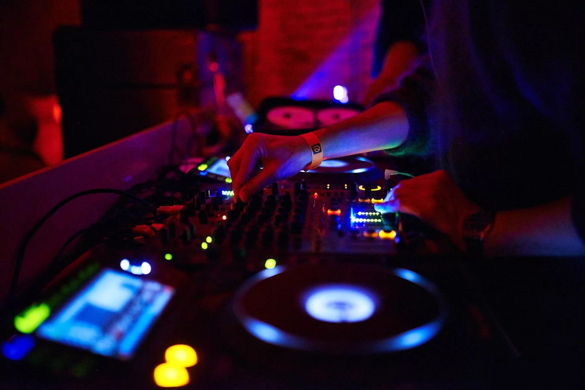 Дискотека дискотека века диджей битмейкер. Dj за пультом. вертушка диджея. пульт диджея на дискотеке. диджей за пультом в клубе.