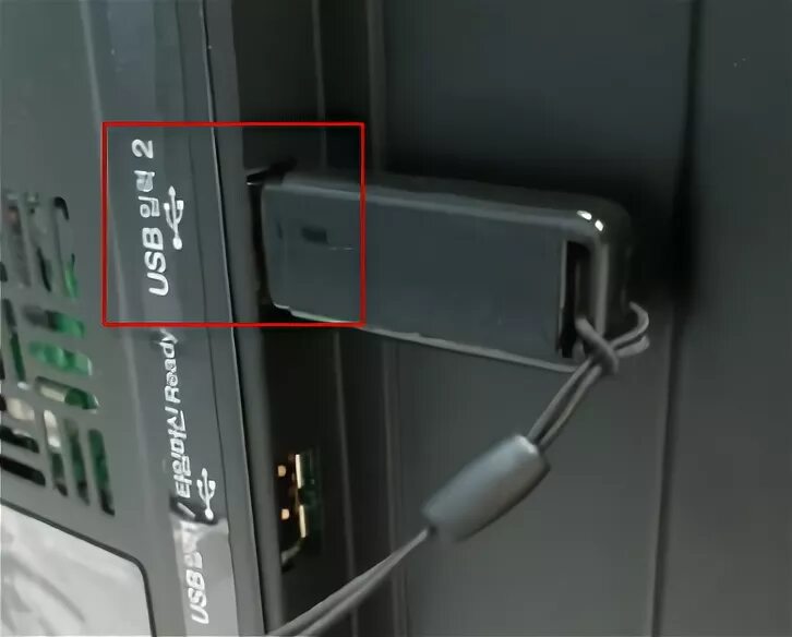 Флешка вставлена в телевизор. USB разъем на телевизор LG. Юсб порт юсб самсунг ТВ. Телевизор Эмеральд разъем для флешки. Телевизор лж разъемы под флешку.