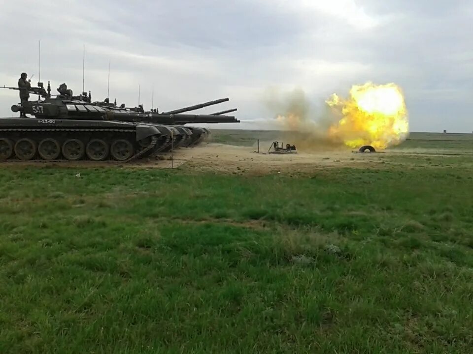 Войска где танки. Т-72б3. Т-72б3 стрельба. Танк т72б3. Танк 72б3 противоджавелиновая.