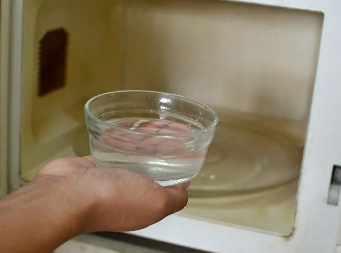 Можно стеклянную кружку в микроволновку. Стакан воды в микроволновке. стакан в микроволновке. кружка с водой в микроволновке. стакан воды в микроволновку.