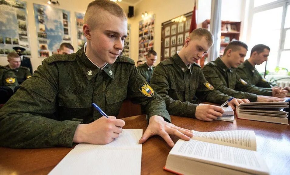 Нужно ли в армию после военной кафедры. КУЗГТУ Военная Кафедра. Контрактник в гражданском университете. Как подписывают так и служат фото.