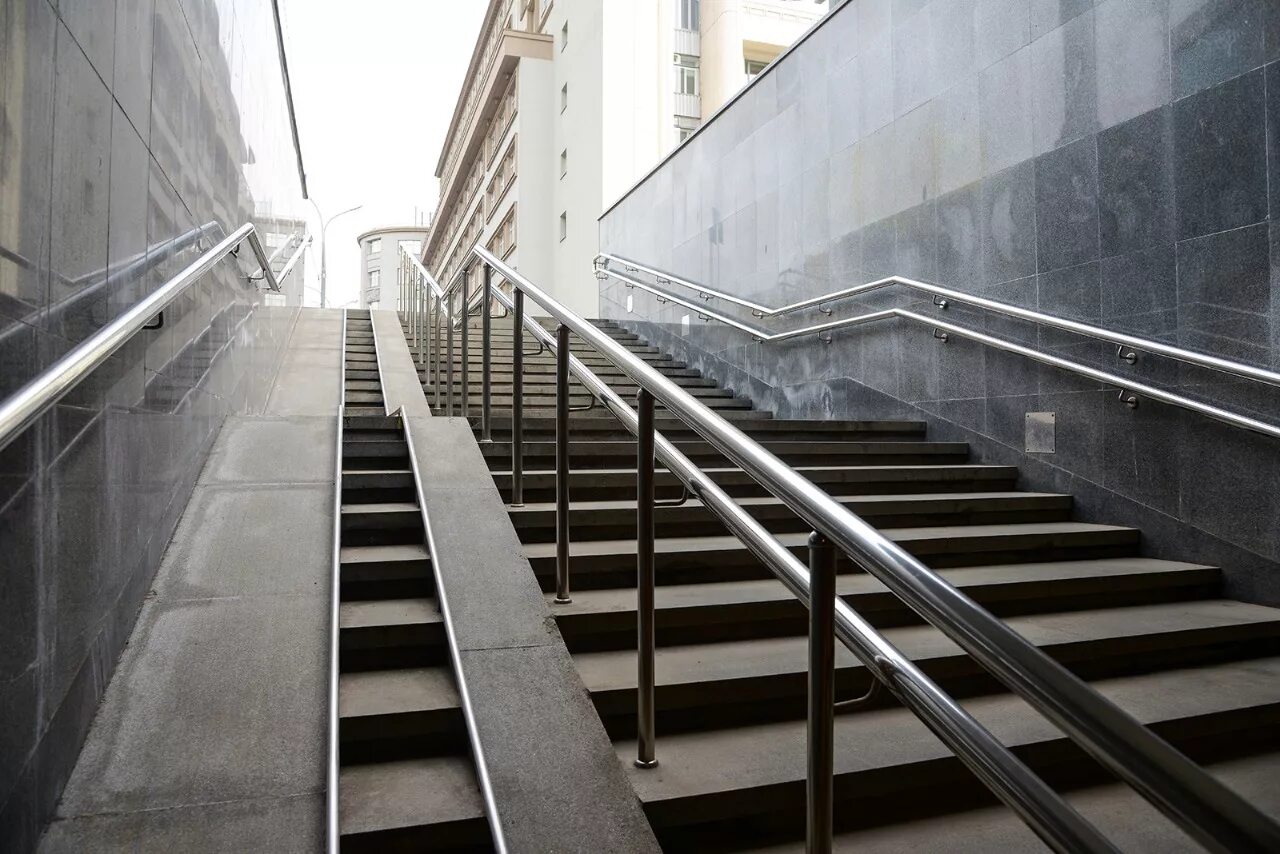 скрытые двери в интерьере. незаметные переходы. дорожная разметка стертая. незаметные переходы. эбби роуд лондон зебра.