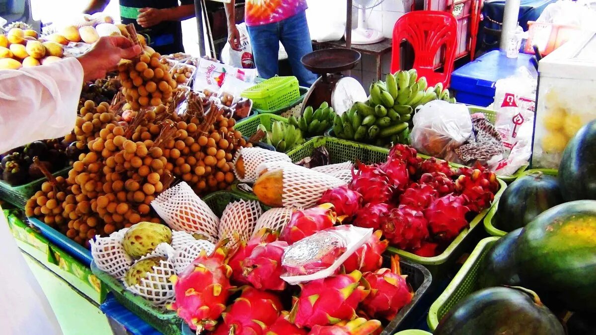 Можно вывозить фрукты из тайланда в россию. Фруктовые лавки в Тайланде. Тайланд Паттайя фрукты. Рынок фруктов в Паттайе. Экзотический фрукт Паттайя.