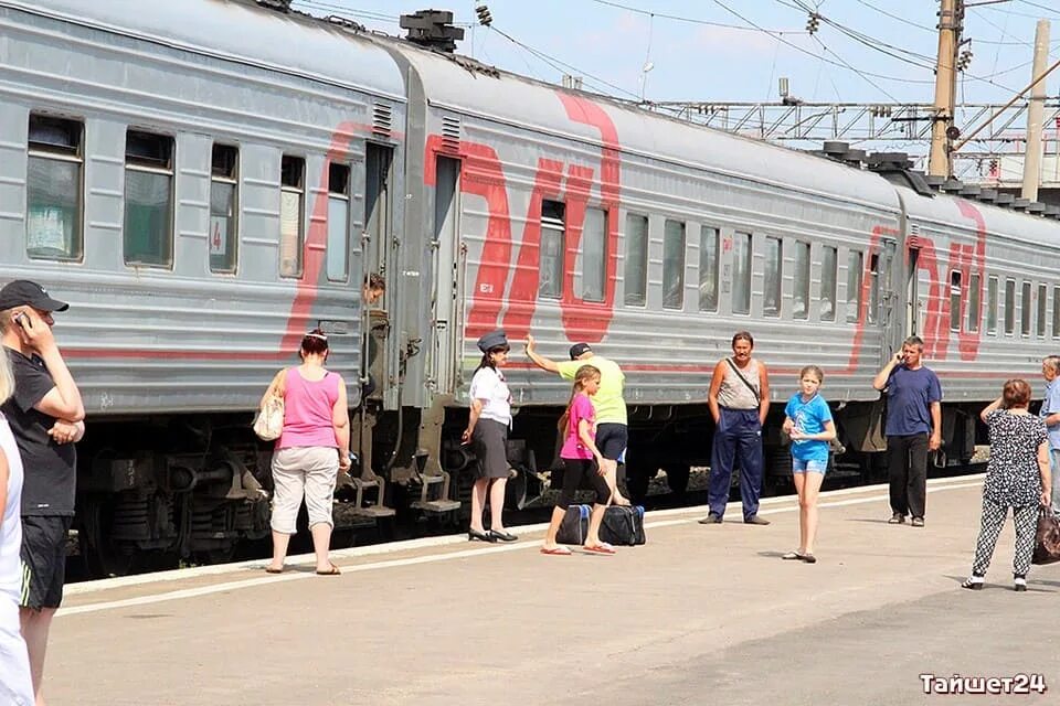 Поезд дальнего следования. Электричка дальнего следования. Поезд Тайшет. Тайшет вокзал.