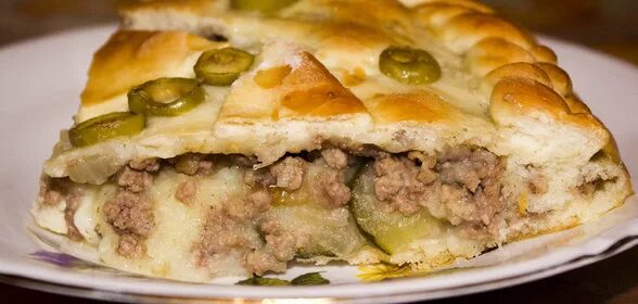 Мясной пирог с грибами. Пирог с грибами. Пирог осетинский с мясом. Пирог с груздями. Пирог с солеными рыжиками.