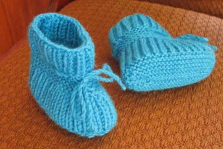 Вязание спицами пинетки. Носки для новорожденного спицами. Пинетки спицами для начинающих. Вязаные пинетки. Пинетки frostline.