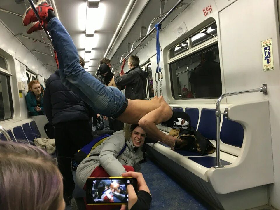 Нападавший в метро. Стоящие люди в метро. прищемило в метро. поручни в вагоне метро. поручни в поездах метро.