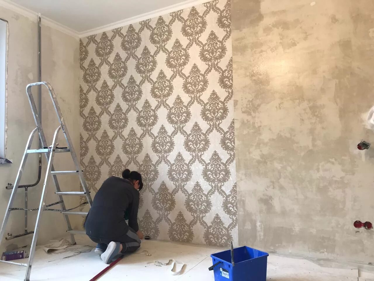 Поклеить обои московский. Обои ремонт. Пустая комната оклеенная обоями. Ремонт поклейка обоев. Поклейка двух видов обоев в комнате.