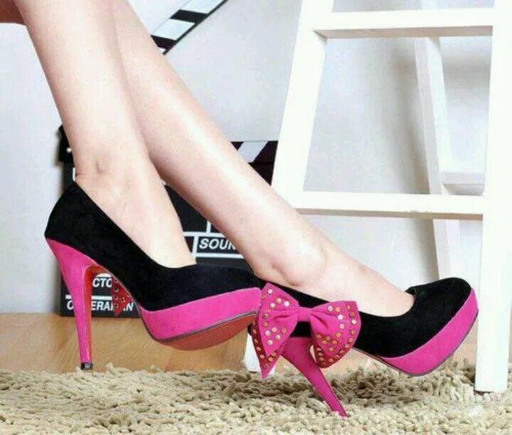 Черно розовые туфли. Черные туфли с розовым каблуком. Розовые лаковые туфли на каблуке с бантиком. Туфли на каблуках под топик. Красные туфли с бантом.