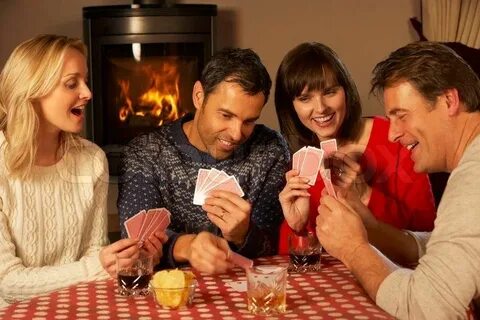 Семейные пары играют в бутылочку
