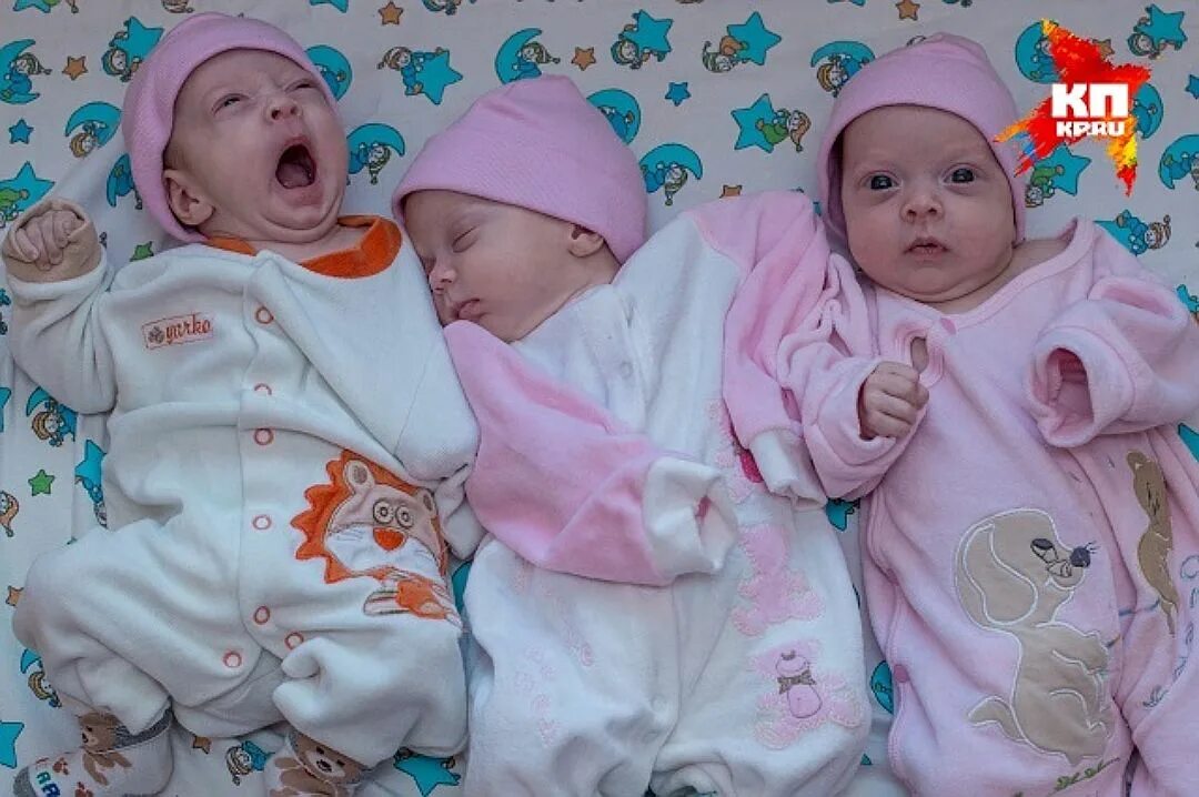 Однояйцевые тройняшки. Кокон для пеленания новорожденных. Красивые тройняшки. Тройняшки крупняшки последнее видео. Люди тройняшки.