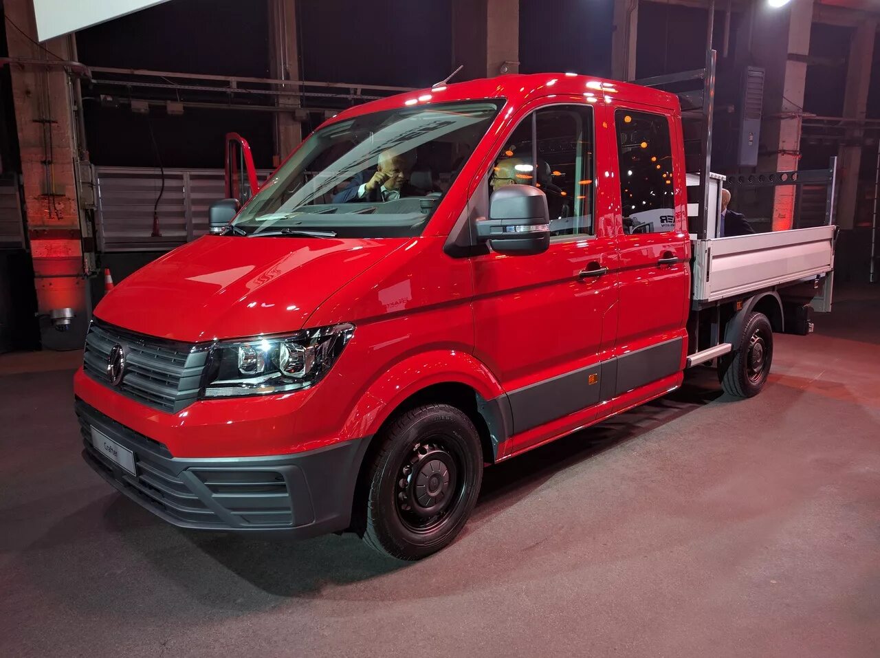 Фургоны крафтер. Фольксваген крафтер грузовой фургон. volkswagen crafter грузовой. фольксваген крафтер 2019. фольксваген крафтер новый.