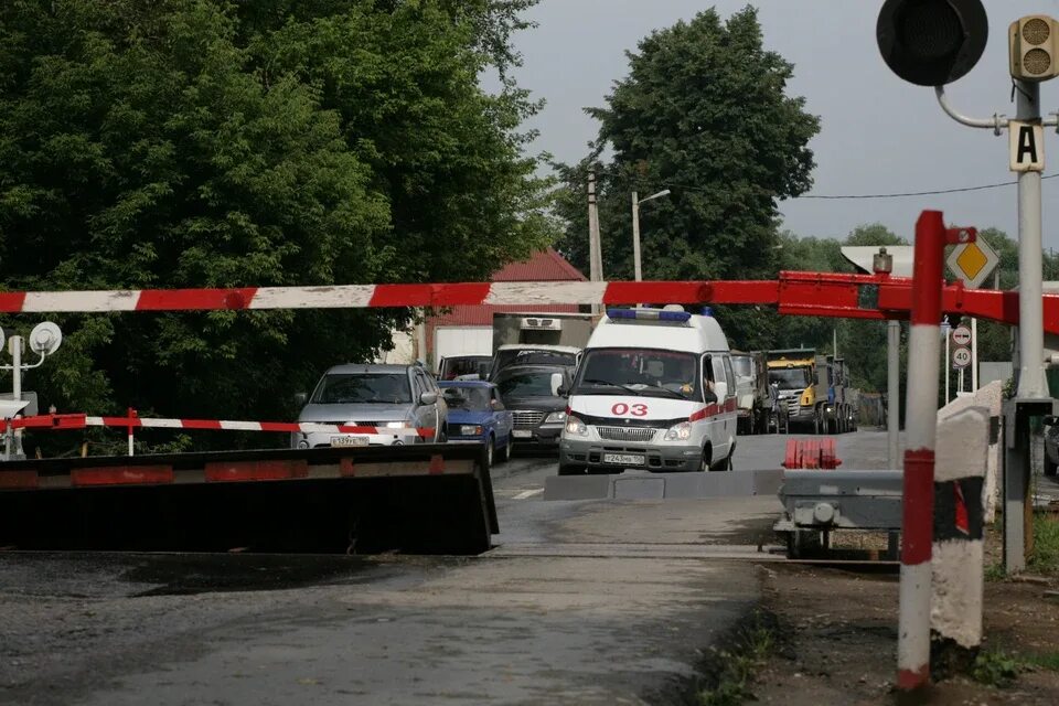 Железнодорожный переезд. Жд переезд в великих луках. Новости переезды. Закрытый жд переезд. Проект правдинского переезда.