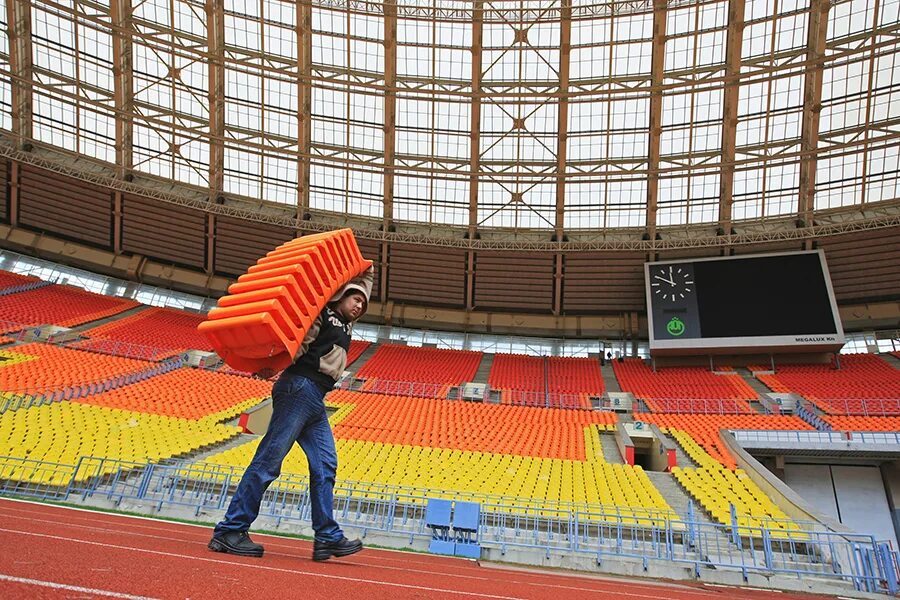 Стадион москва работа. Лужники стадион 2008 финал. Лужники стадион кресла. Месси на стадионе Лужниках. Стадион Лужники после реконструкции.