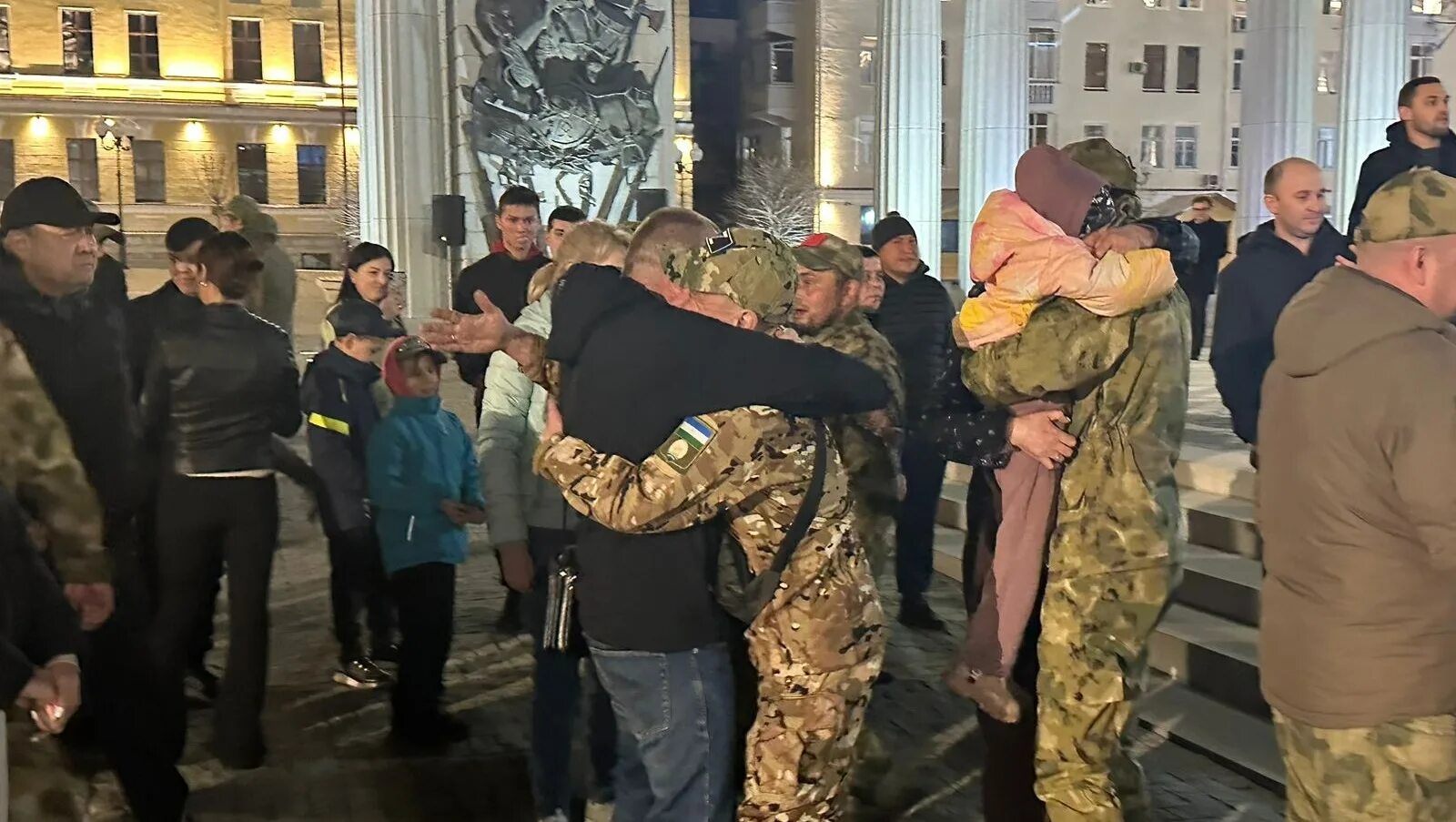 Военный коллектив. Военнослужащий. Мобилизация фото. Группа военнослужащих. Ситуация в зоне сво сегодня последние новости