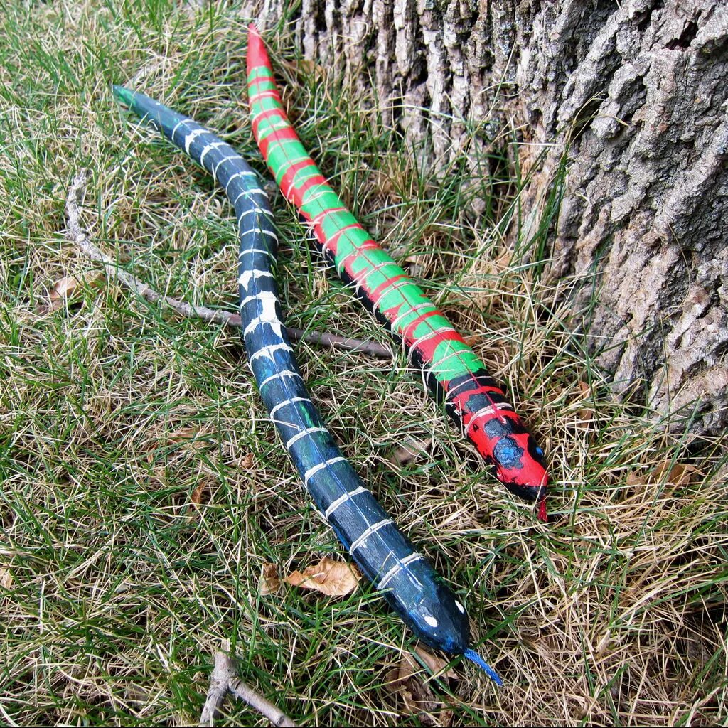 Змея своими руками из подручных. Поделка змея своими руками. Змея из подручных материалов своими. Поделка змея своими руками. Кобра из покрышки.