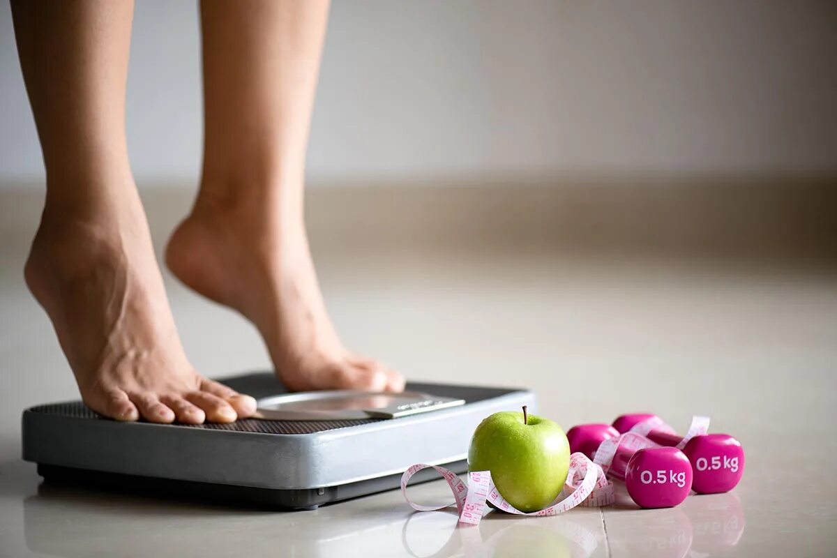 Dietoll pl - means for weight loss. Secrets of successful weight loss. Стройная девушка с измерительной лентой. Secrets of successful weight loss. Снижение веса на весах.