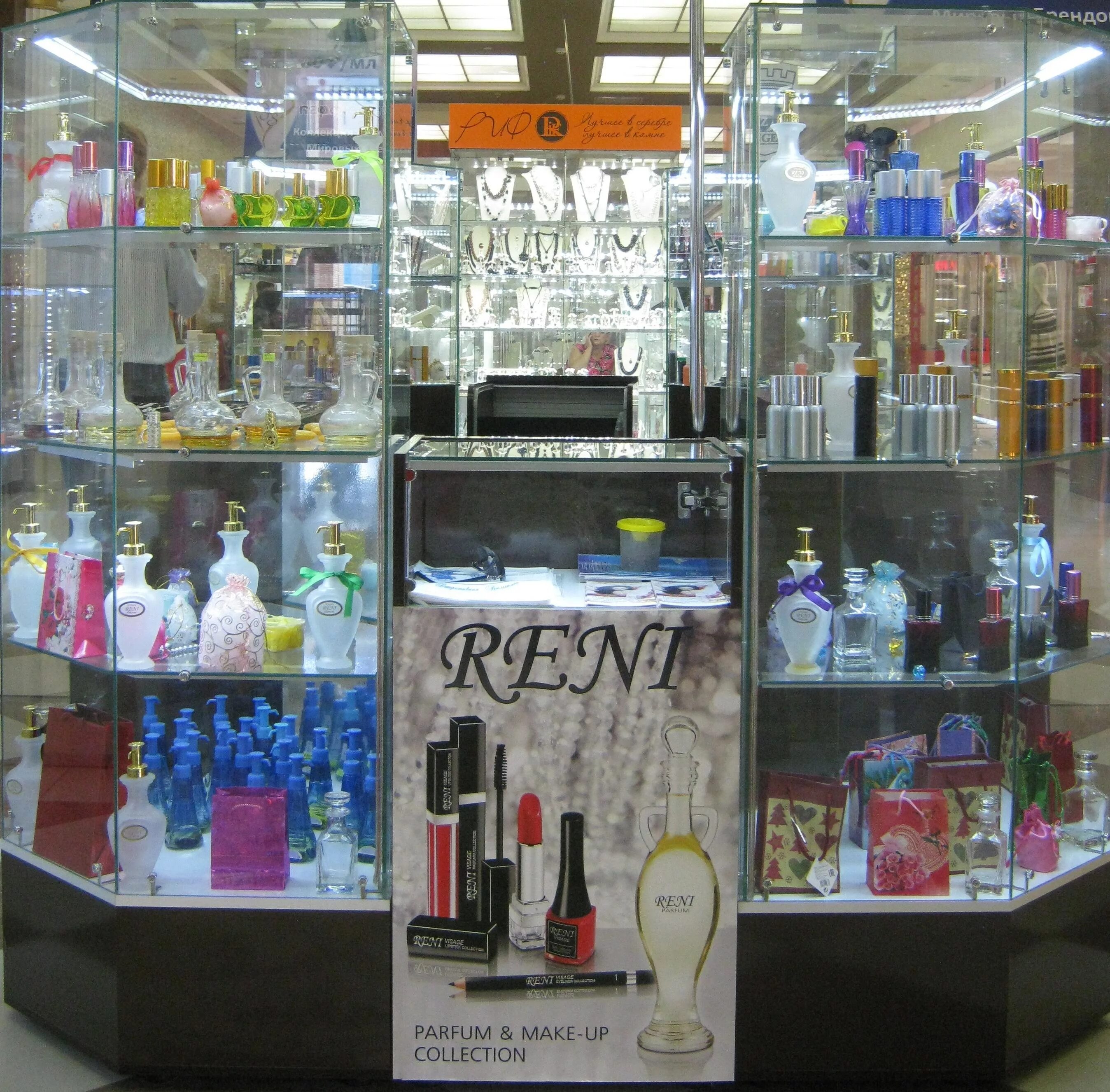 Reni наливная парфюмерия магазин. Магазин наливной парфюмерии. Магазин разливной парфюмерии. Витрина для парфюмерии на разлив.