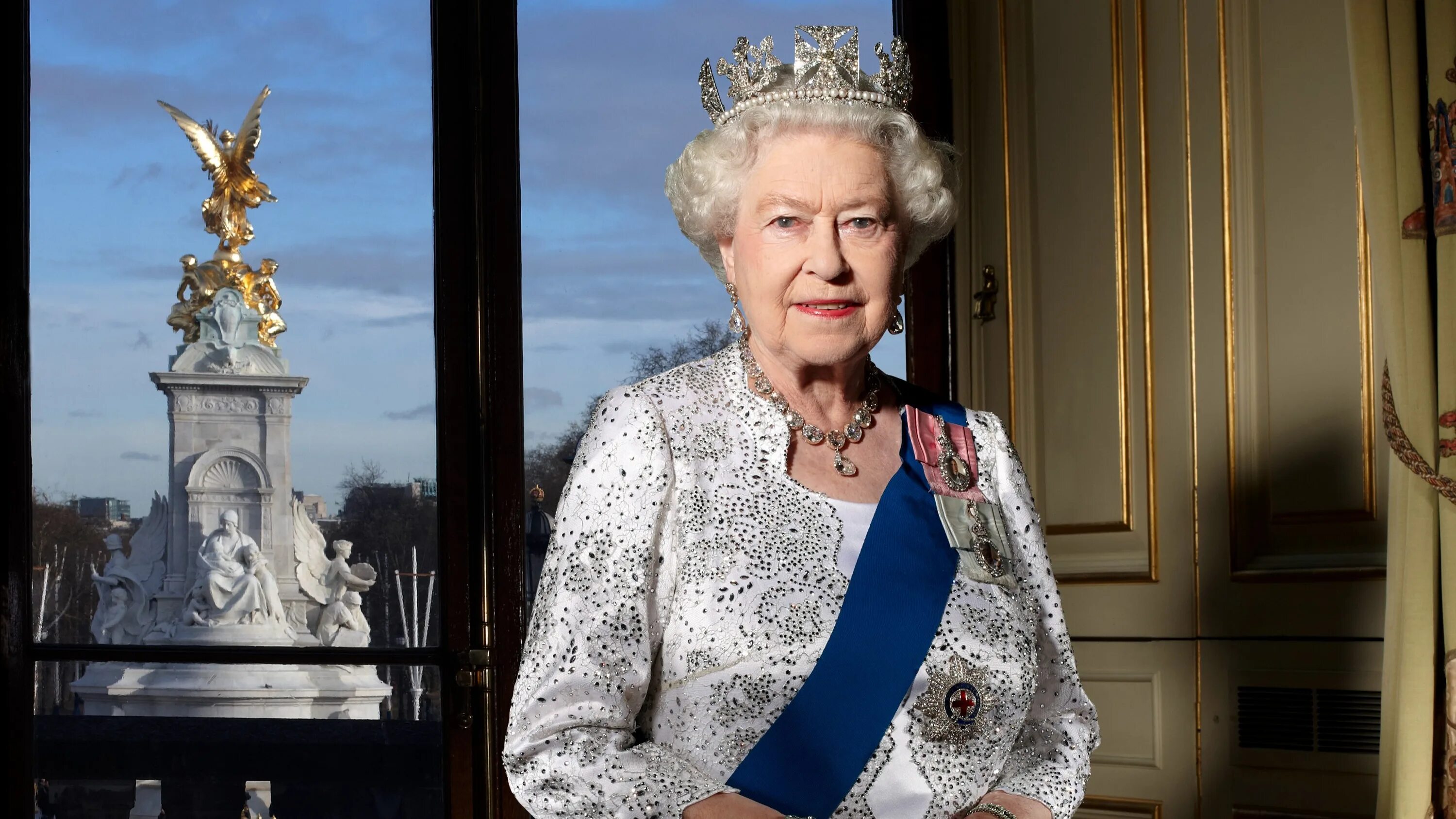 Королева Великобритании 2022. The queen lives in a big