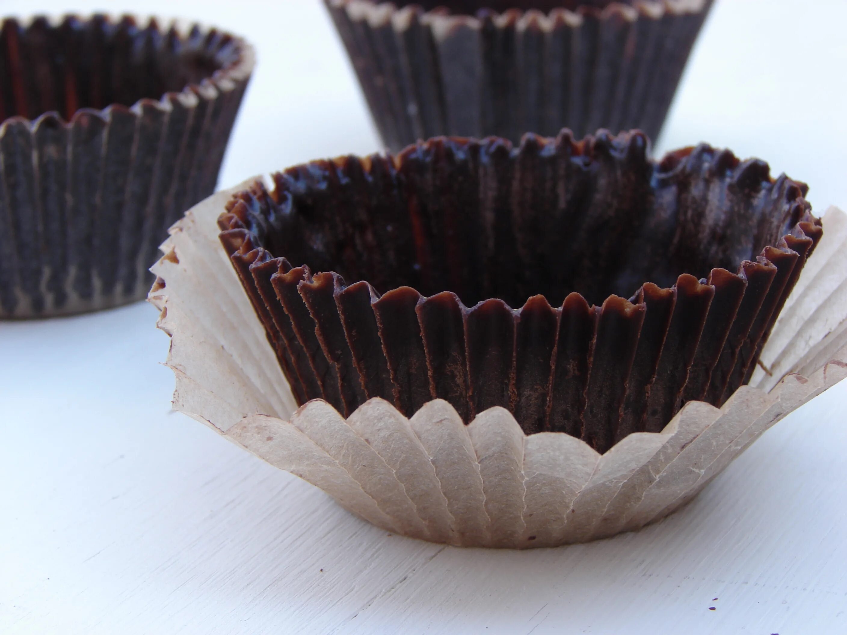 Chocolate cups. Десерт в шоколадном стаканчике. Пирожное в шоколадном стаканчике. Стаканчик из шоколада. Шоколадная чашка.