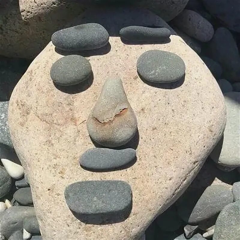 Смайлик камень лицо. Каменное лицо. Каменное лицо смайлик. Каменное лицо Мем.