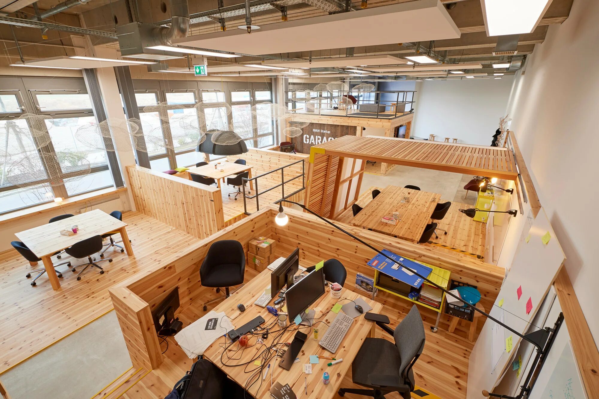 Стартап в гараже. Айтишники в гараже. Бизнес из гаража. Стив джобс фото в гараже. Бизнес идеи в гараже.