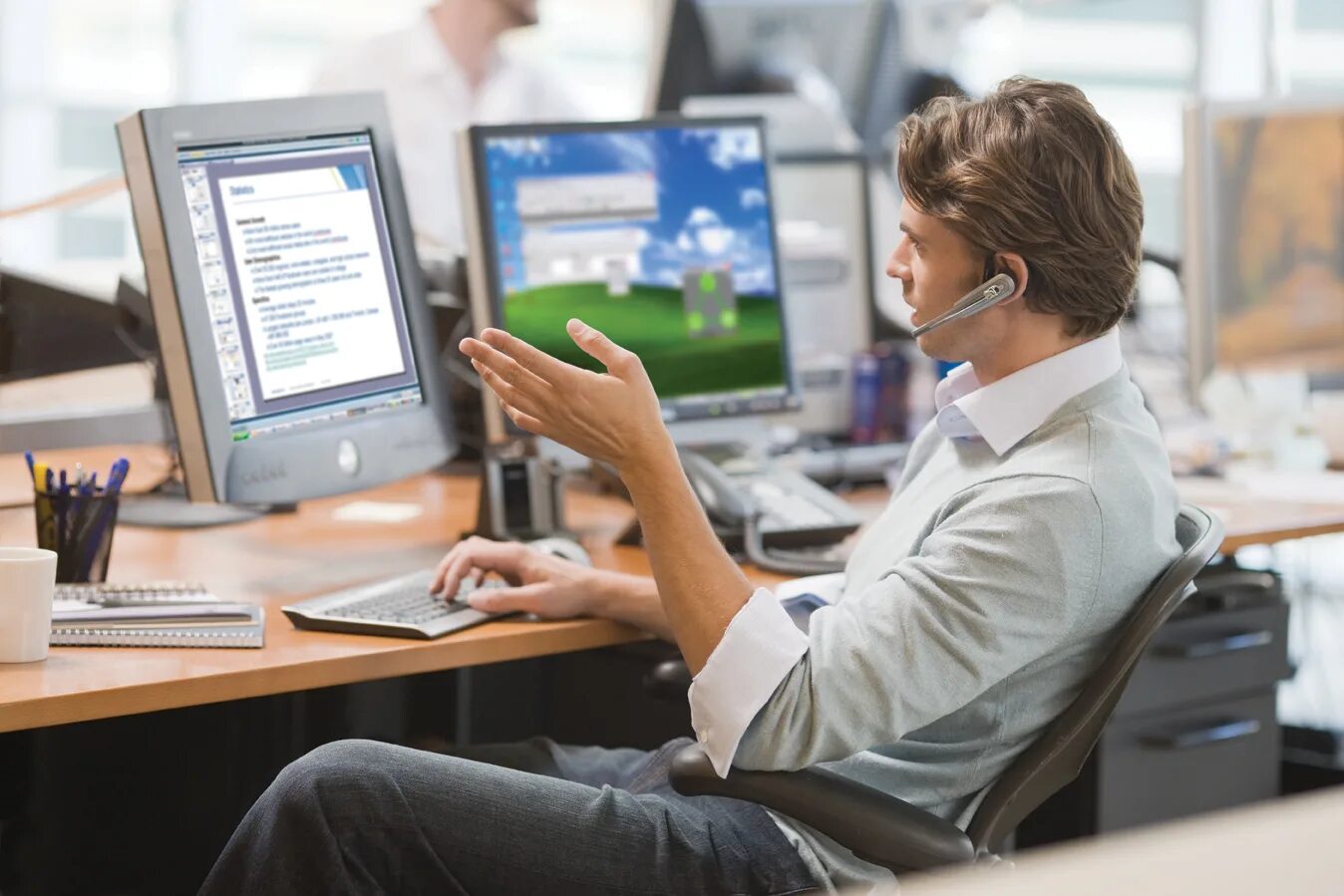 Компьютер в офисе. Девушка сидит за компьютером. Работать на компьютере как пользователь. Разработчик программного обеспечения. Компьютер в офисе.