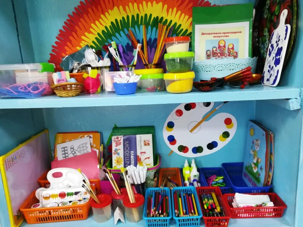 Уголок худ эстетического развития в детском саду. Художественный центр в доу. Центры эстетического развития детей. Уголок изо в детском саду. Творческий уголок в детском саду.