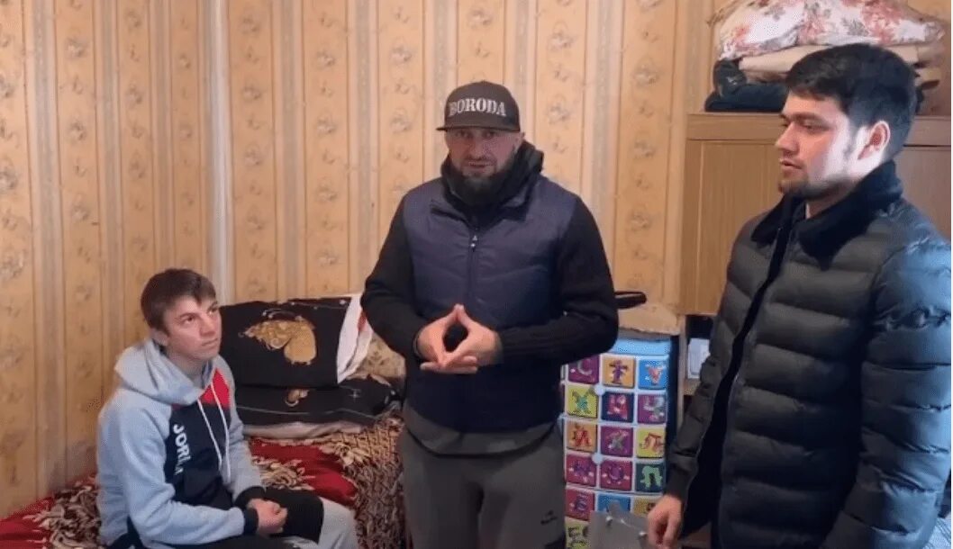 Чеченец помог чеченцу. Кадыров в Дагестане. Грозный дагестанец. Блоггер из Дагестана. Рамадан Рамзан Кадыров.