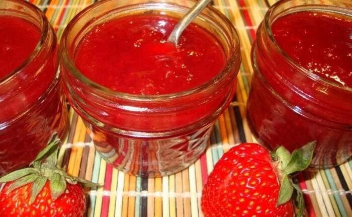Перетёртая клубника замороженная. Клубника перетертая с сахаром. Земляника протертая с сахаром рецепт без варки. Клубника перетертая с сахаром. Земляника протертая с сахаром рецепт без варки.