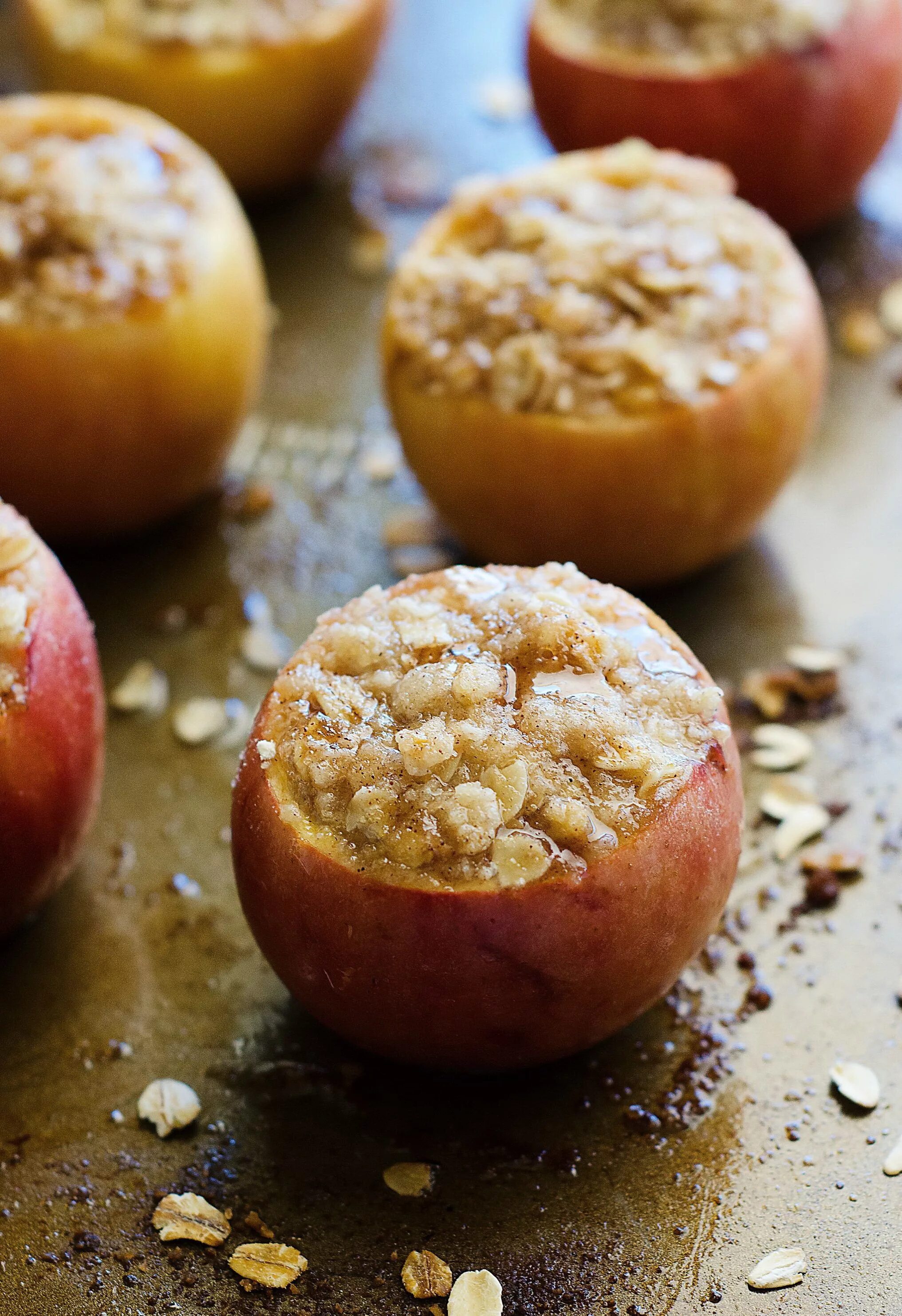 Печеные яблоки в духовке рецепт с медом. Печеные яблоки. Яблоки фаршированные творогом. Пиченычные яблоки в духовке. Запечённые яблоки в духовке.