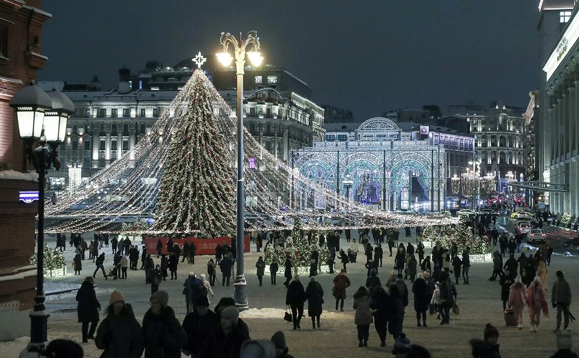 События на новогодние праздники в москве. Красная площадь новый год 2010. Красная площадь москва декабрь 2022. Купеческое рождество на площади революции. Елка в москве 2022 на красной площади.